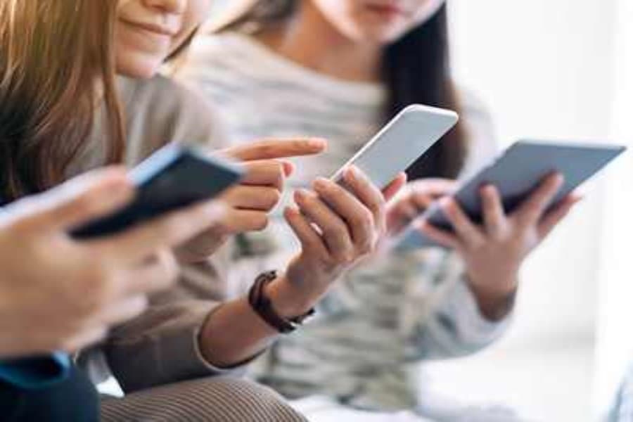 Yeniyetmələr üçün sosial media qadağasından sonra 4,7 milyon hesab deaktiv edilib