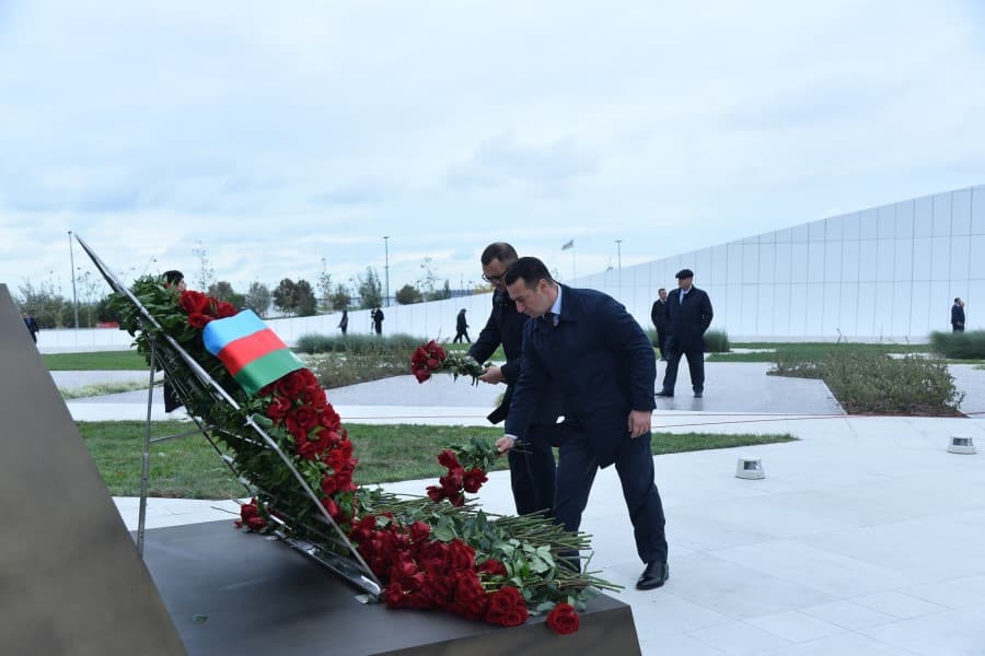 QHT Agentliyinin kollektivi Anım Günündə Zəfər parkını ziyarət edib