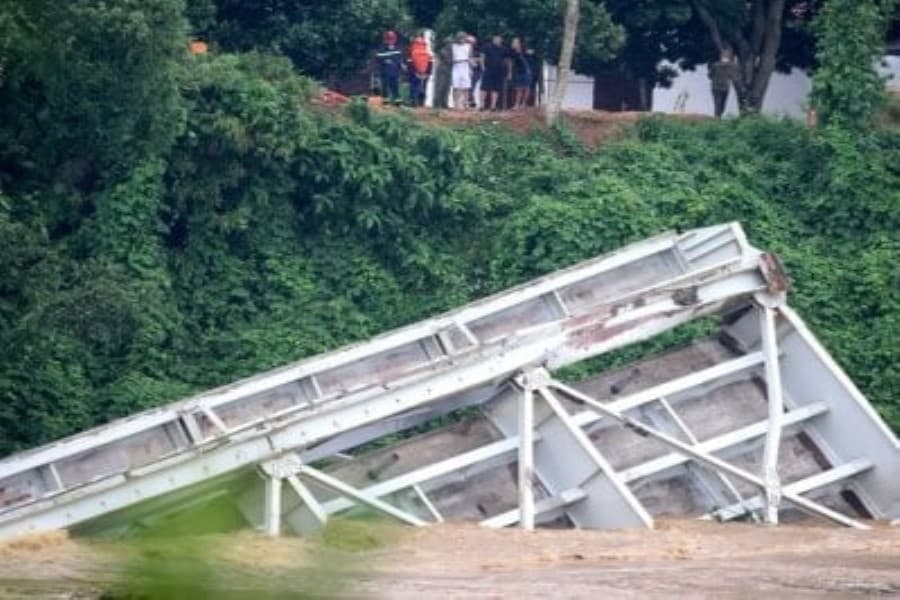 Vyetnamın şimalında körpünün uçması nəticəsində 13 nəfər itkin düşüb