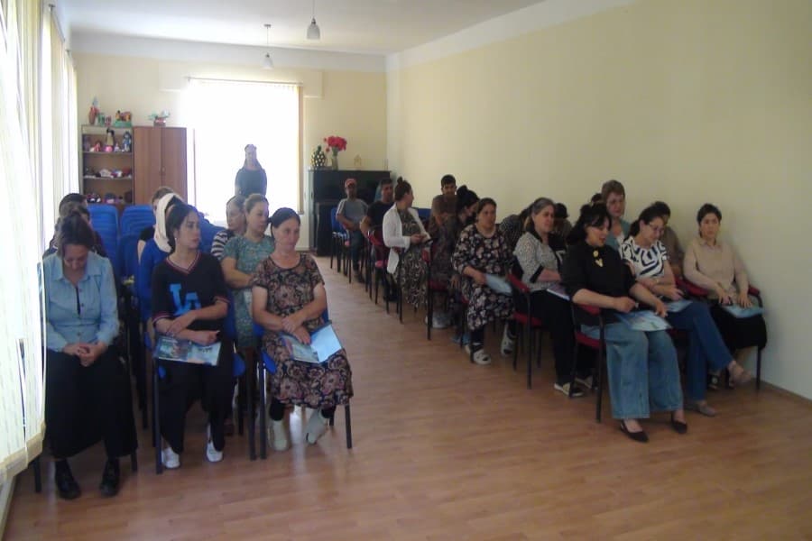 “Sağlam ailə modeli” layihəsi çərçivəsində Bayramlı qəsəbəsində seminar keçirilib