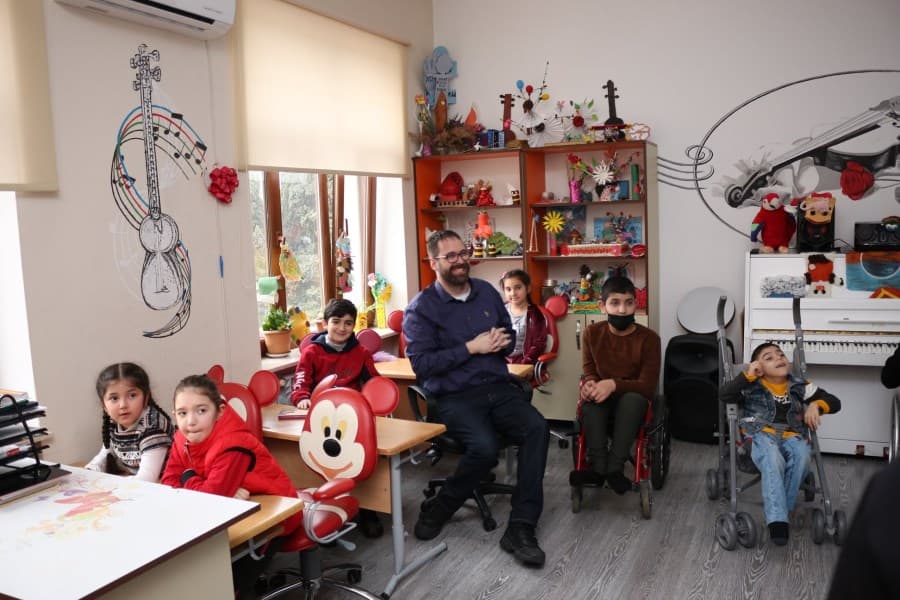 Autizm üzrə məşhur amerikalı mütəxəssis uşaq reabilitasiya müəssisəsində olub, seanslar təşkil edib - FOTOLAR
