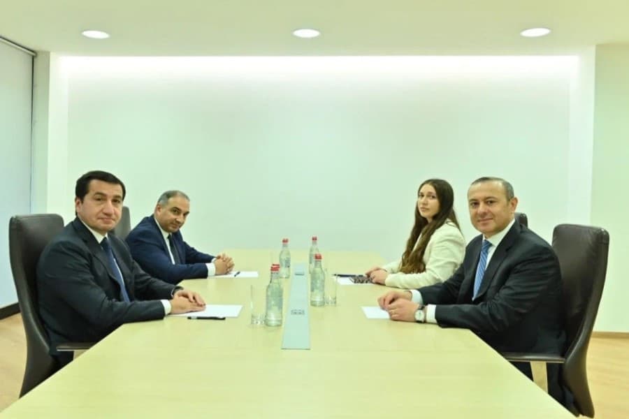 Hikmət Hacıyev Ermənistana səfər edib, Armen Qriqoryanla görüşüb