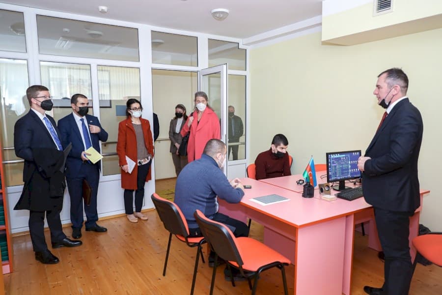 ABŞ səfirinin müavini Sığınacaq və Sosial Reabilitasiya Müəssisəsi ilə tanış olub - FOTOLAR
