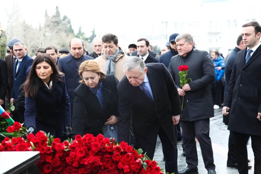 Millət vəkilləri Xocalı soyqırımı abidəsini ziyarət etdilər - Fotolar