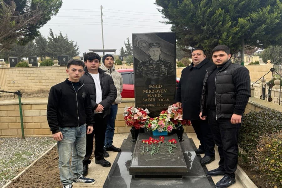 UNEC kollektivi Aprel şəhidinin doğum günündə məzarını ziyarət edib