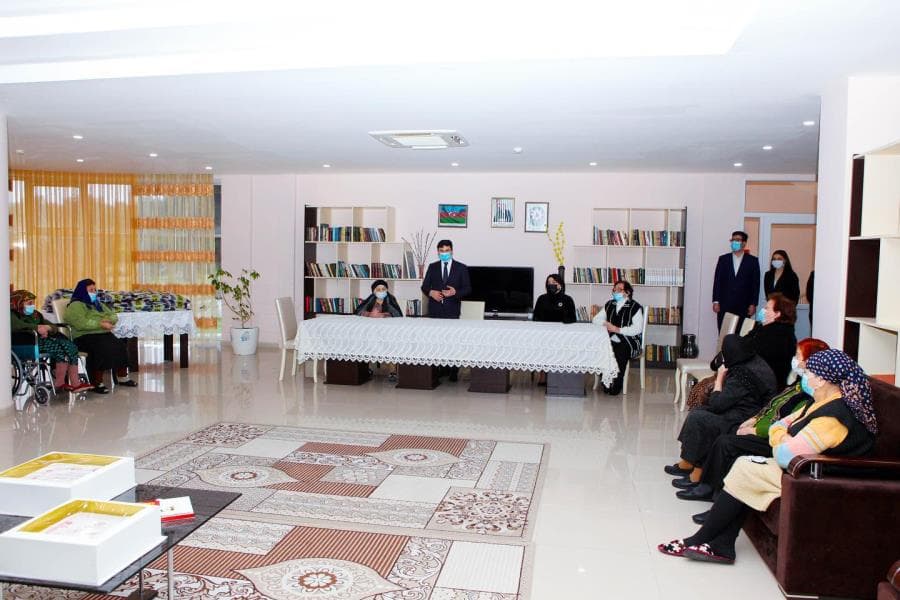 Agentlik rəhbəri Ahıl şəxslər üçün Sosial Xidmət Müəssisəsinin qadın sakinləri ilə görüşüb