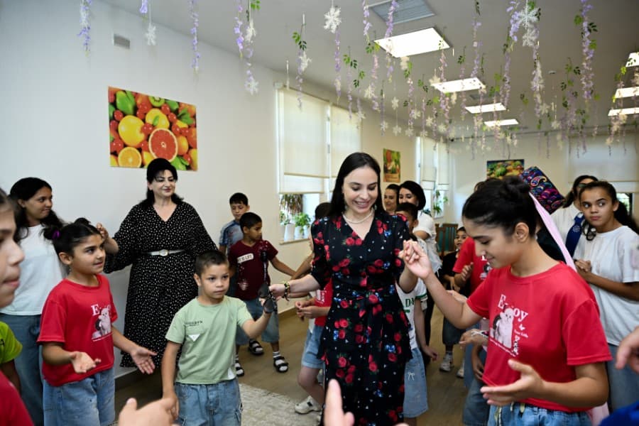Leyla Əliyeva Şəkidə Uşaq evi sosial xidmət müəssisəsinin sakinləri ilə görüşüb