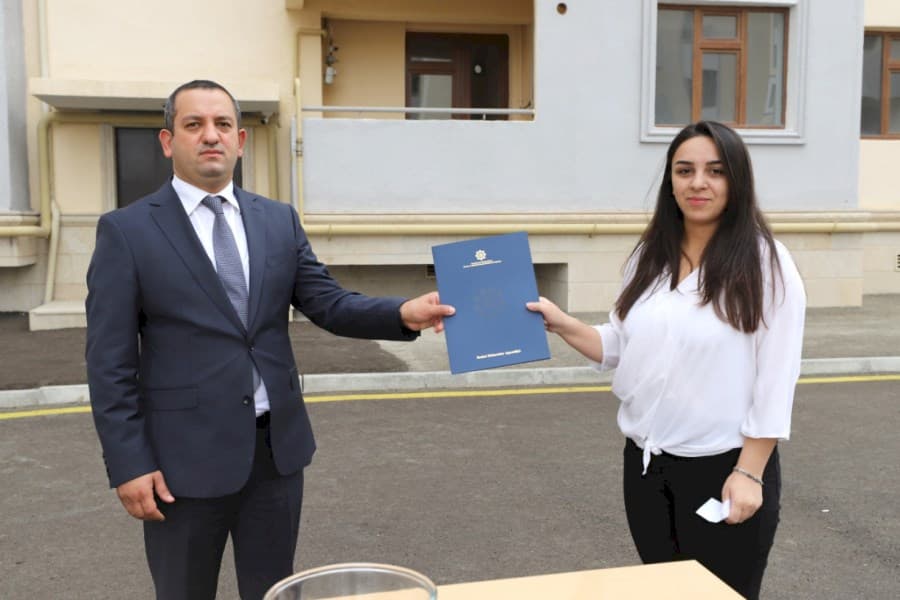 Dövlət uşaq müəssisələrinin məzunlarından daha bir qrupuna mənzillər verildi