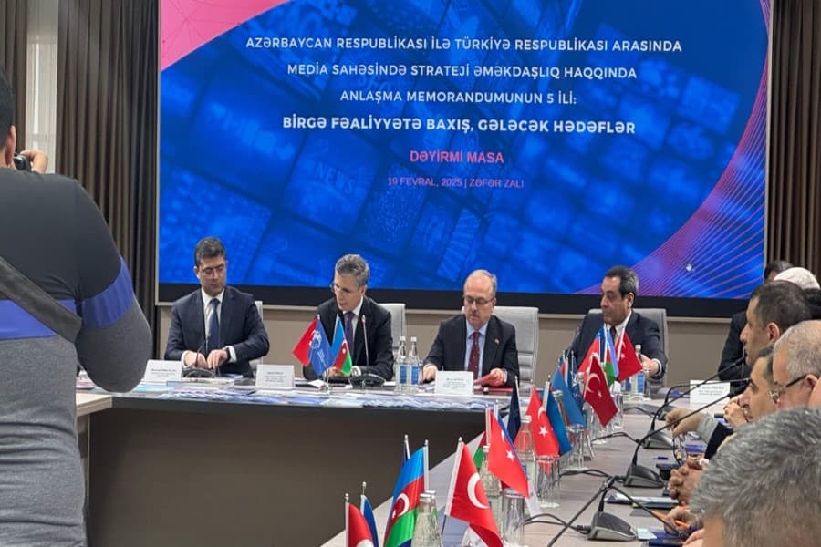 İki ölkə arasında strateji media əməkdaşlığının 5 illiyi ilə bağlı DƏYİRMİ MASA