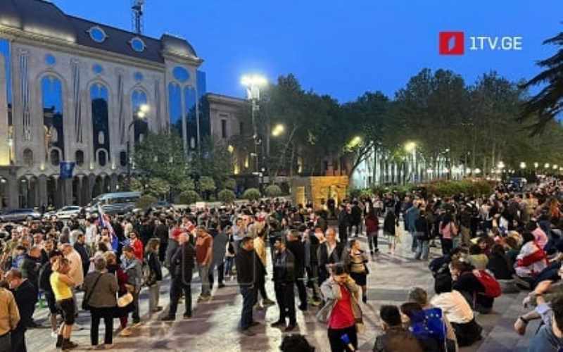 Gürcüstan parlamentinin binası qarşısında yenidən mitinq keçirilir