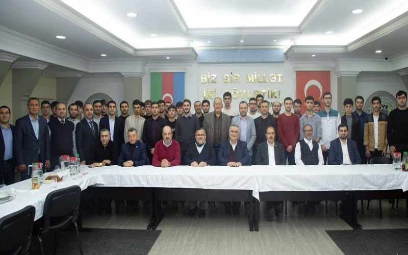 Türkiyənin məşhur yazıçıları Gənclərə Yardım Fondunun qonağı olub - FOTOLAR
