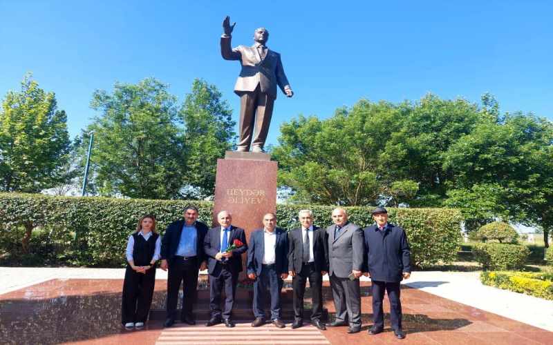 Cəbrayıl mediasiya təşkilatının rəhbərliyi ümummilli lider Heydər Əliyevin abidəsini ziyarət edib - FOTOLAR