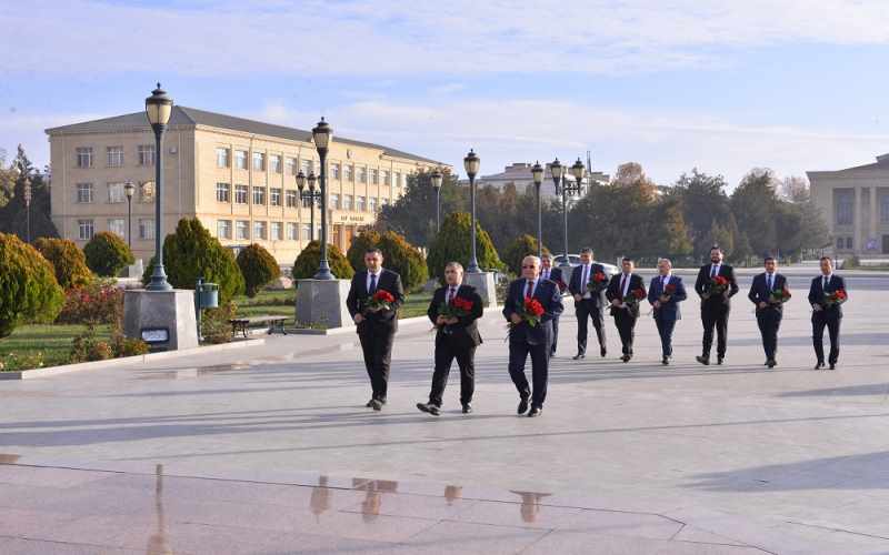 Mediasiya Şurasının nümayəndələri Ümummilli lider Heydər Əliyevin abidəsini ziyarət ediblər - FOTOLAR