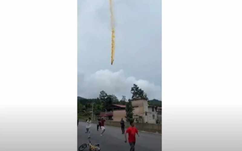 Çin raketinin hissələri məskunlaşan əraziyə düşüb- VİDEO