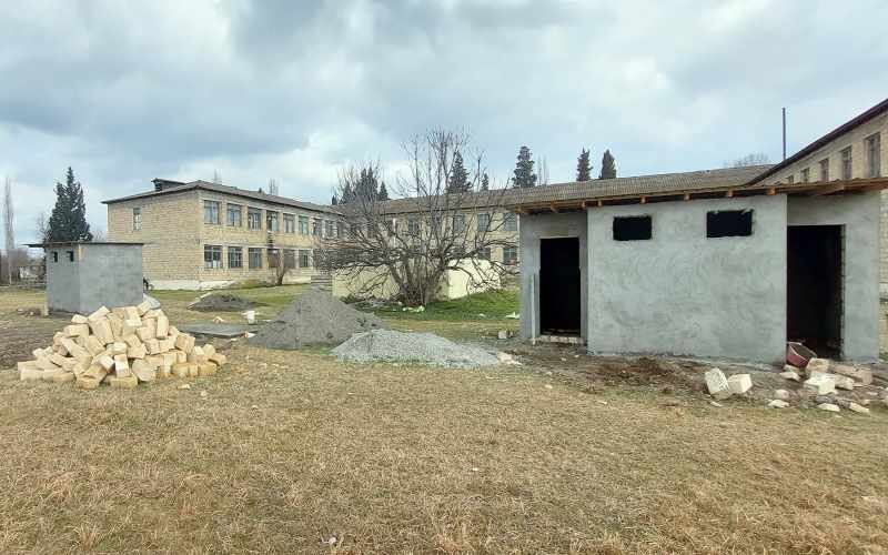 Göyçay rayon Yeniarx kənd tam orta məktəbində 2 sanitar qovşaq binası tikilmişdir