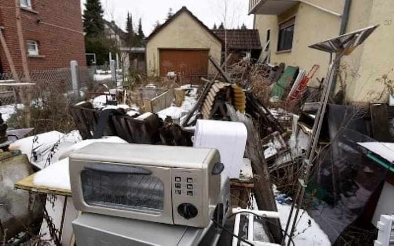 Zibil qutusunu qarışdıran pensiyaçı 700 min avro yığdı və 10 ev aldı