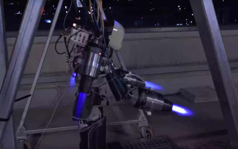 İlk reaktiv paketli insanabənzər uçan robot peyda oldu - VİDEO