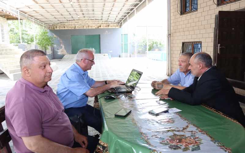 Səməd Vəkilov Salyanda əslən Dərləyəz mahlından olan din xadimi Hacı Hüsnü ilə görüşüb