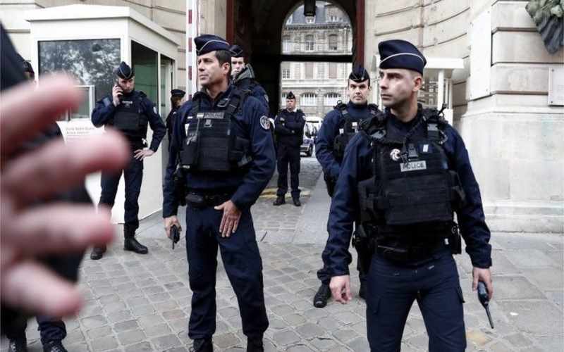 Fransada oyuncaq silahı olan evsizi öldürən 2 polis həbs edilib - ÖZƏL