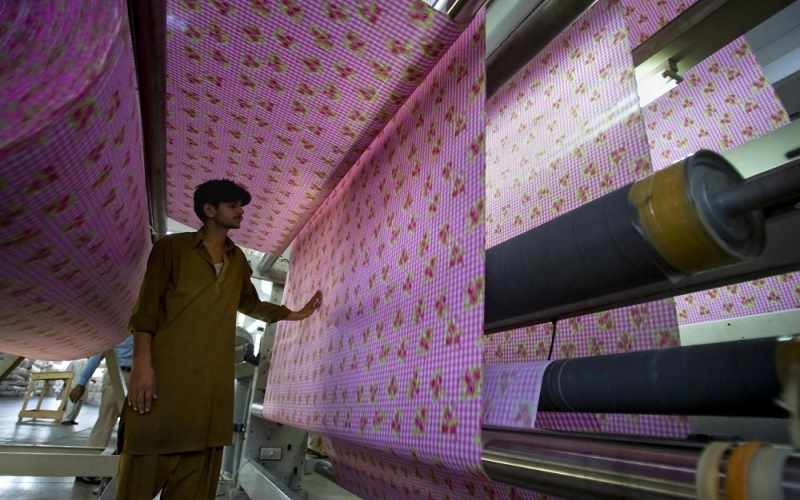  Tekstil sənayesi böhranı fonunda Pakistanda minlərlə insan işini itirir