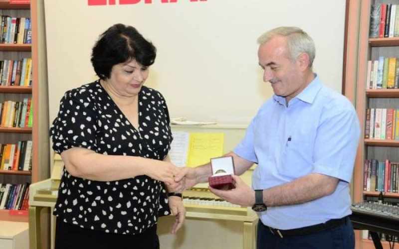 Vaqif Səmədoğlu medalı həyat yoldaşına tədim edildi