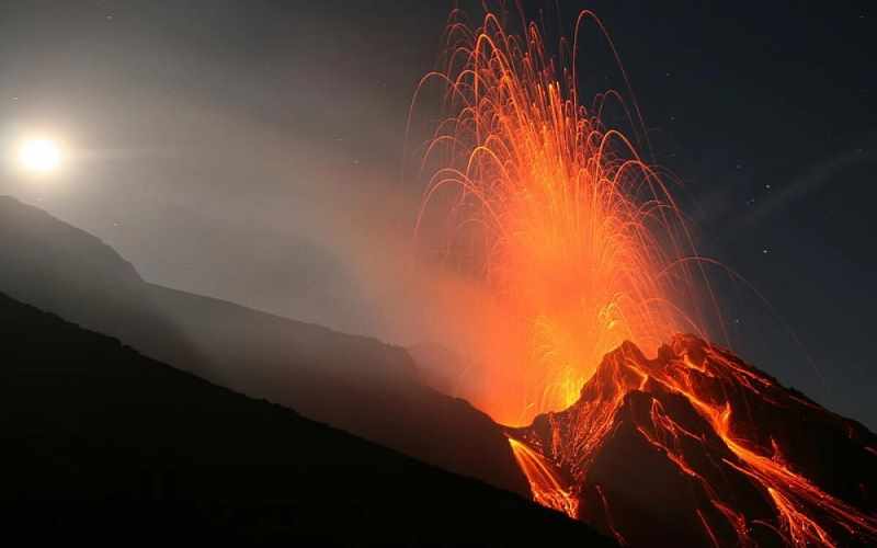  Alimlər vulkanların nə üçün lava fəvvarələri yaratdığının yeni izahını tapıblar