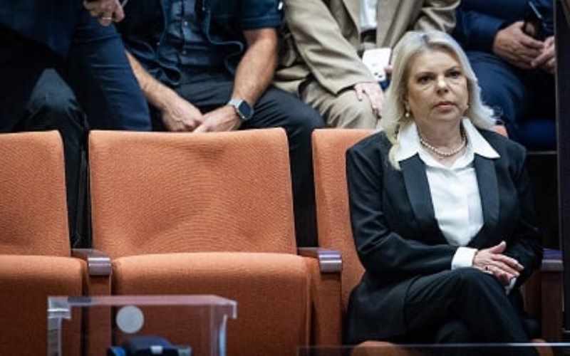 Yüzlərlə insan İsrail baş nazirinin həyat yoldaşına qarşı polisə şikayət edib