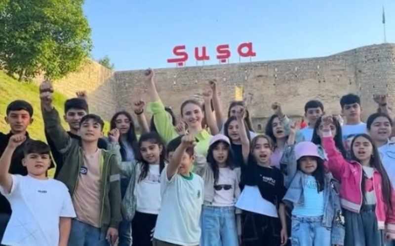 Şəhid övladları Beynəlxalq Uşaq Yaradıcılıq Festivalı öncəsi Şuşa şəhərini gəziblər - VİDEO