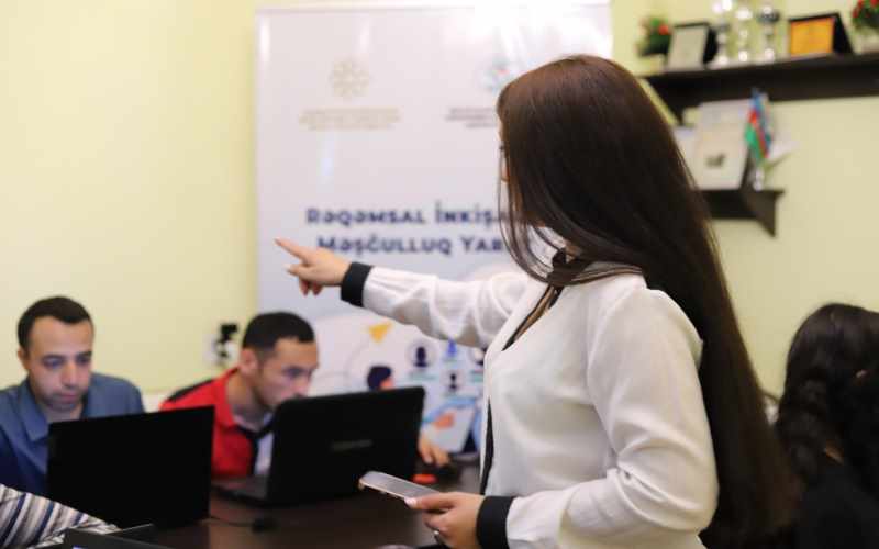 Üçüncü SMM təlimi: Rəqəmsal kimlik və brend quruculuğu mövzusunda yeni biliklər / FOTOLAR
