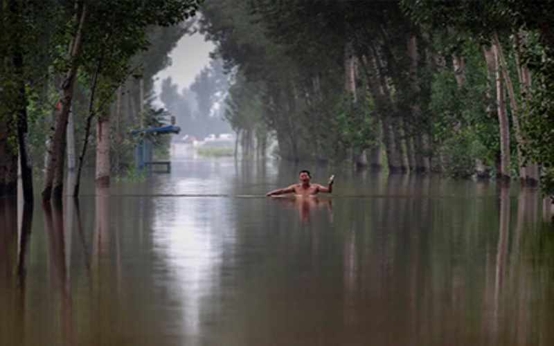 Çində leysan yağışlar həyatı iflic etdi