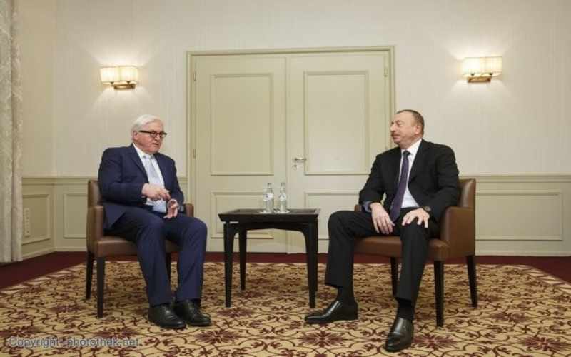 Prezidentlərin geniş tərkibdə görüşü başladı