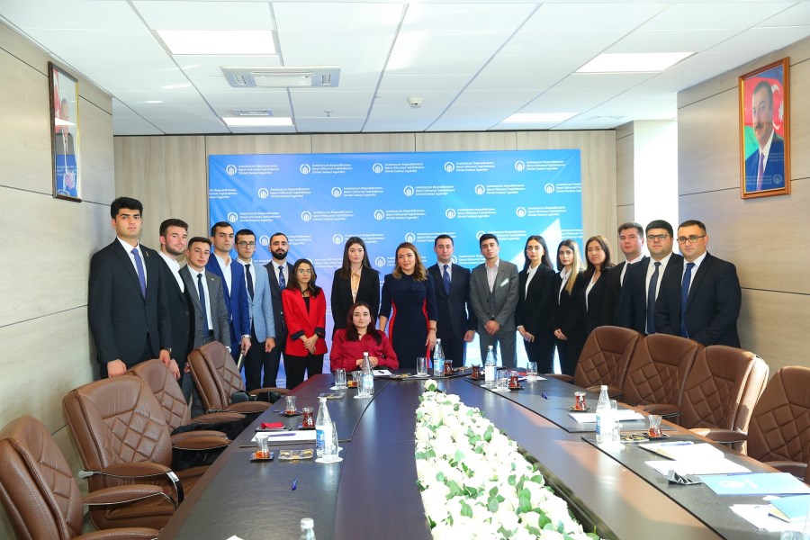 İcraçı direktor Gənclər Forumunda iştirak etmiş fəal gənclərin bir qrupu ilə görüşüb - FOTOLAR