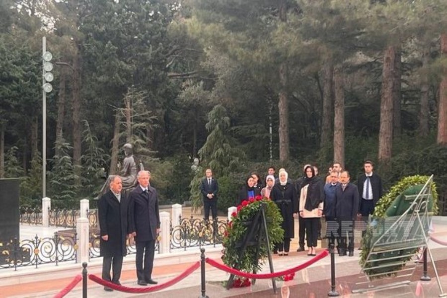 Türkiyəli nazir Fəxri xiyabanı ziyarət edib