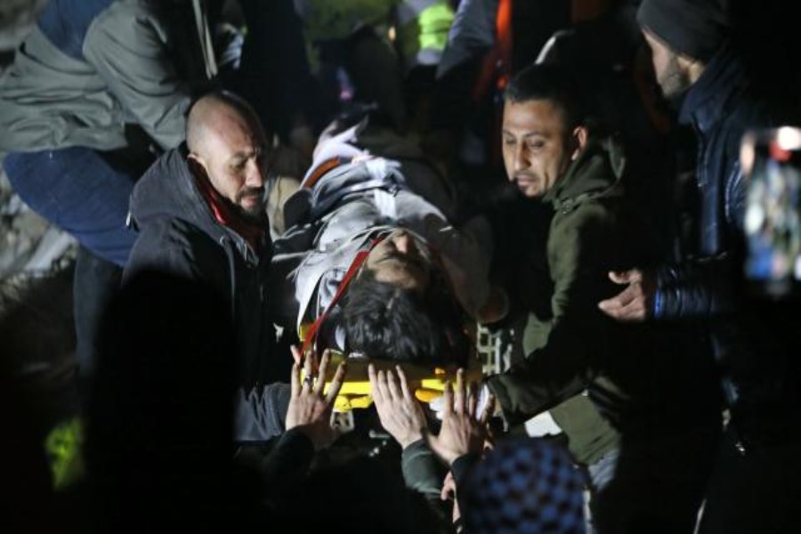 49 saatdan sonra dağıntılar altından müəllim xilas edildi - VİDEO