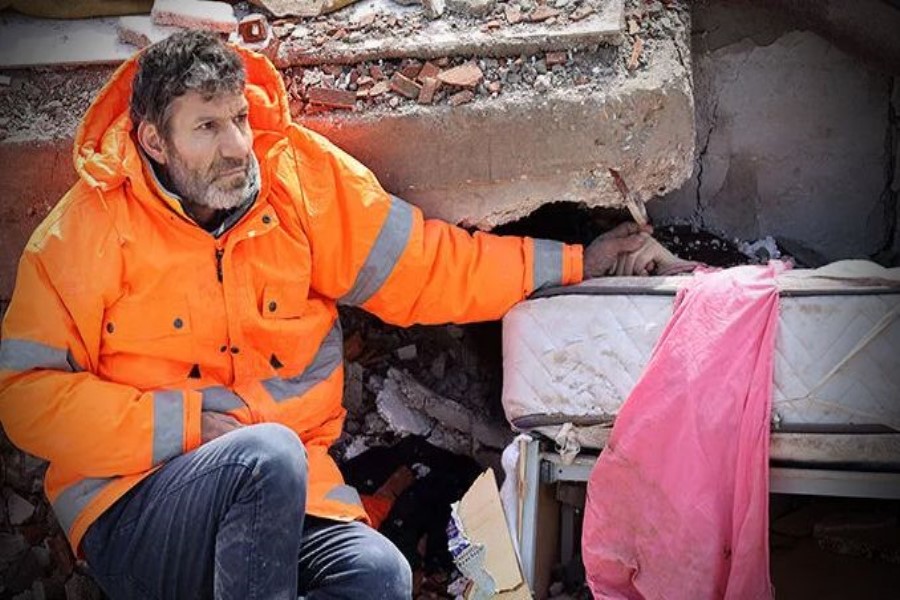 Dağıntılar altından qızının əlini heç buraxmamışdı: O ata ilk dəfə danışdı - ÖZƏL