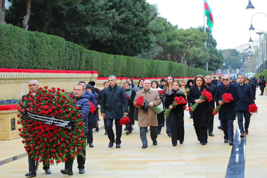QHT Agentliyinin kollektivi Şəhidlər xiyabanını ziyarət edib - FOTOLAR