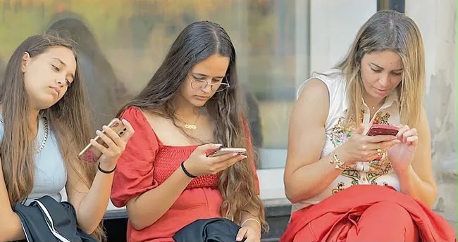Sosial mediaya qarşı sağlamlıq xəbərdarlıqları gəncləri ekrandan uzaqlaşdıra bilər
