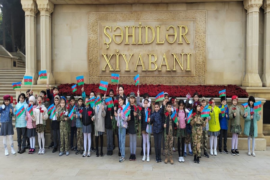 83 saylı məktəb-liseyin 3 “D” şagirdləri Zəfər günündə şəhidlərimizi ziyarət ediblər - FOTOLAR