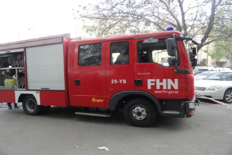 Bakıda sex və ətrafındakı maşınlar yandı