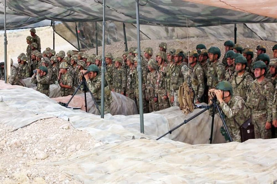 ƏÜO-nun artilleriya bölmələri ilə nümunəvi döyüş atışlı taktiki təlim keçirilib - VİDEO