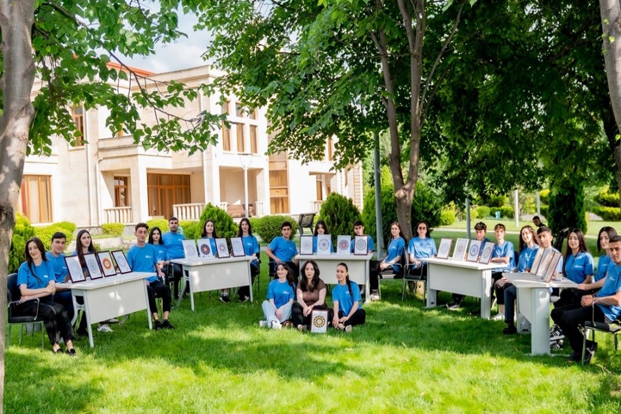 QHT könüllüləri Heydər Əliyevin şəkli və 28 Maya həsr olunmuş əl işləri hazırlayıb - FOTOLAR