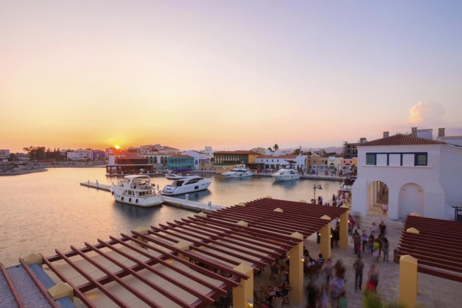 İrandakı müharibə səbəbindən Kiprdə panika hökm sürür: turistlər kütləvi şəkildə adanı tərk edirlər