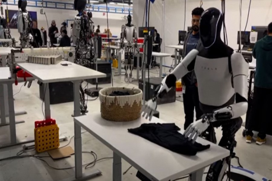 İnsanabənzər robot yeni imkanlar əldə edir - VİDEO