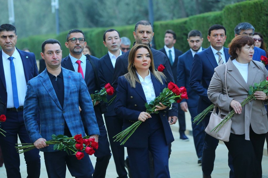 TDT üzv ölkələrin QHT nümayəndələri Ulu Öndər Heydər Əliyevin məzarını və Şəhidlər xiyabanını ziyarət edib