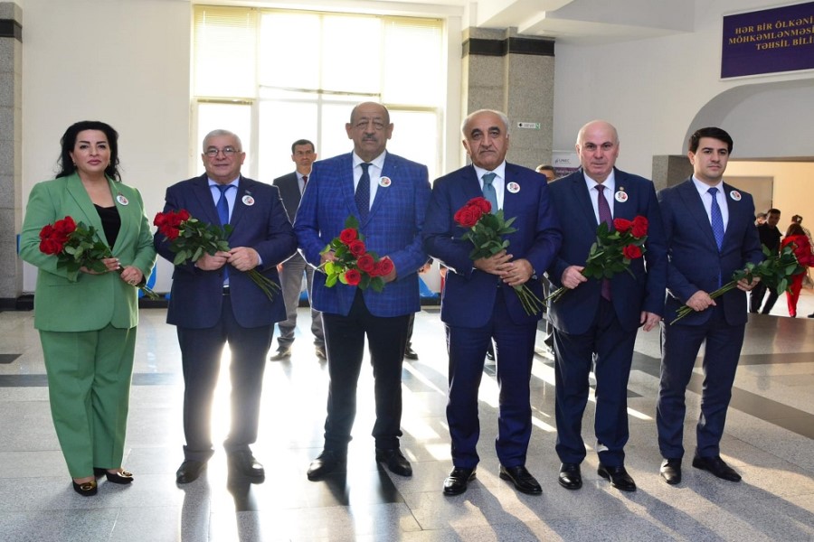 UNEC-in rektoru YAP-a yeni üzv olanlara partiya bileti təqdim edib