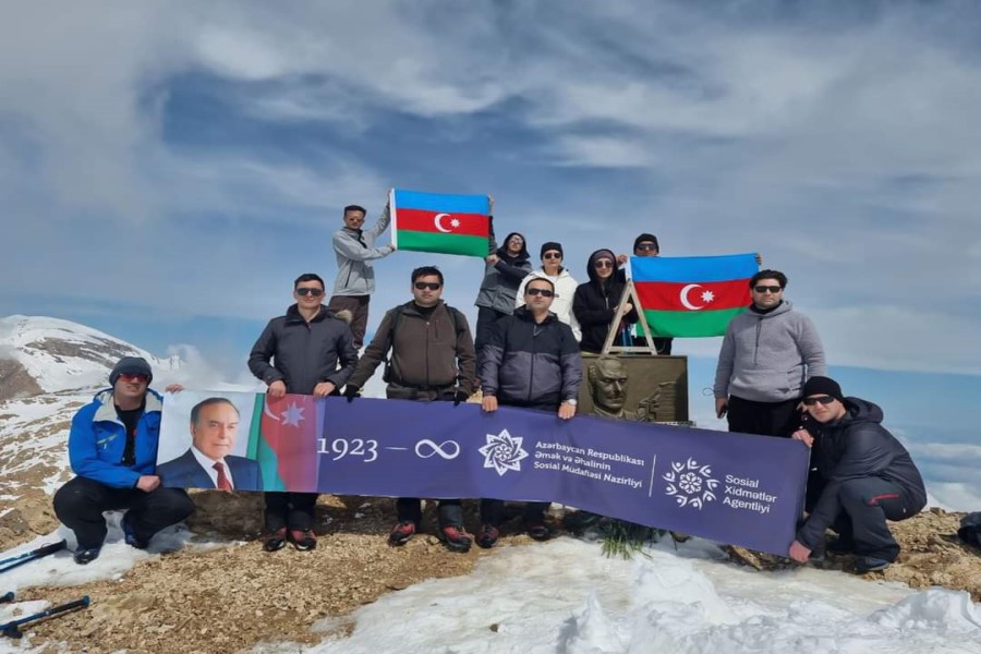 Əmək və Əhalinin Sosial Müdafiəsi Nazirliyinin əməkdaşları “Heydər zirvəsi”nə yürüş ediblər