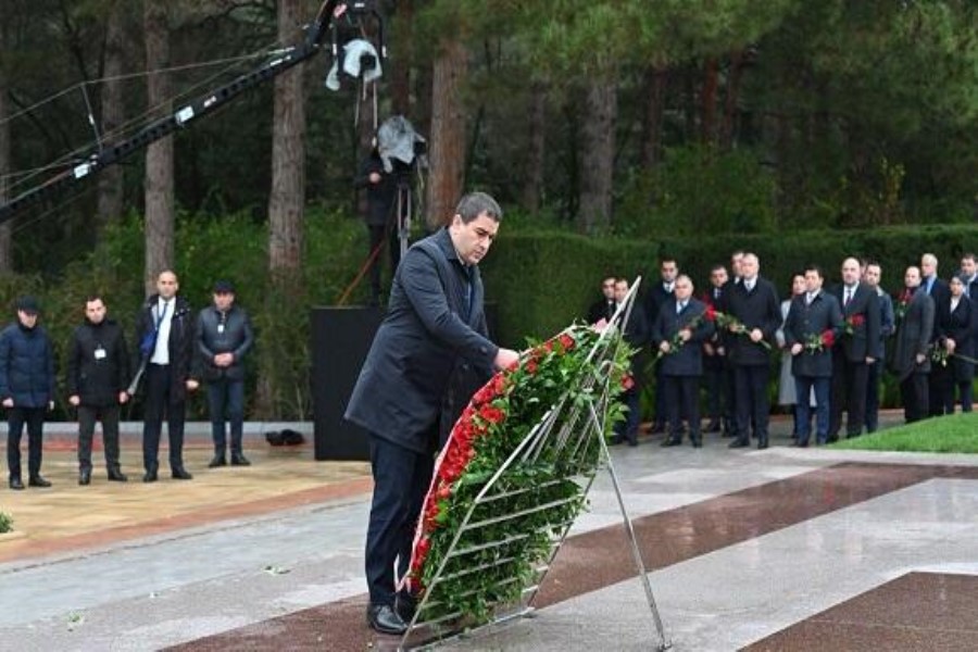 Papuaşvili Heydər Əliyevin məzarını ziyarət etdi