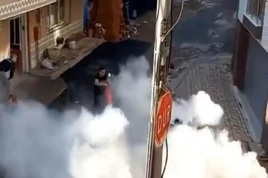 Bəy gəlini götürməyə getdi, üzərinə yanğınsöndürən balon vuruldu, başına boya töküldü