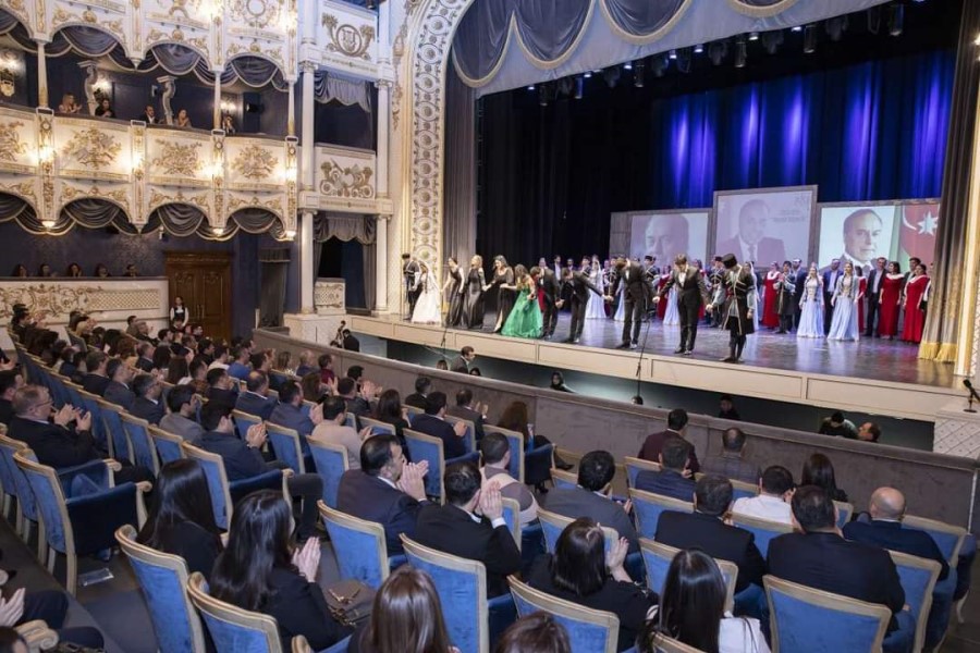 GÖMRÜK ƏMƏKDAŞLARI AZƏRBAYCAN DÖVLƏT AKADEMİK MUSİQİLİ TEATRINDA TAMAŞAYA BAXIBLAR