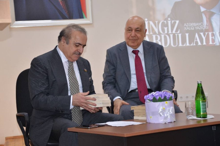 Kürdəmirli oxucular Xalq yazıçısı Çingiz Abdullayevlə görüşüb - FOTOLAR